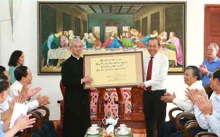 Phó Thủ tướng Thường trực Chính phủ thăm đồng bào Công giáo tại Thanh Hóa
